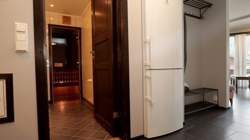 Strax innanför dörren ligger badrummet som också har bastu.